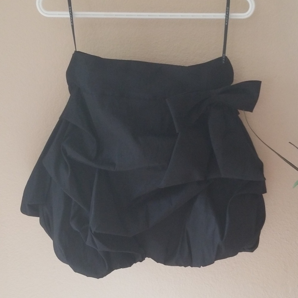 Fluffy skirt with bow